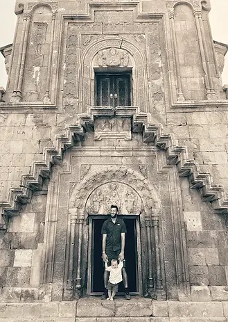 Papà e figlio all’ingresso della Chiesa di Noravank, uno dei siti storici più suggestivi dell’Armenia.
