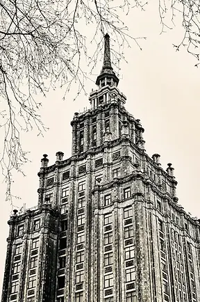 Accademia delle Scienze di Riga, edificio monumentale di epoca sovietica con torre centrale, elemento dominante dello skyline urbano