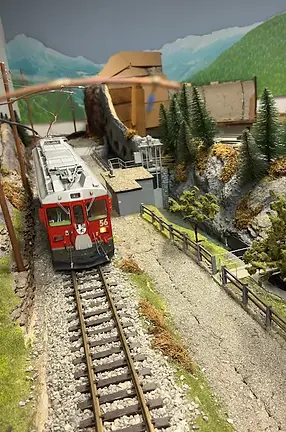 Plastico ferroviario del Bernina con riproduzione della ferrovia e delle stazioni alpine