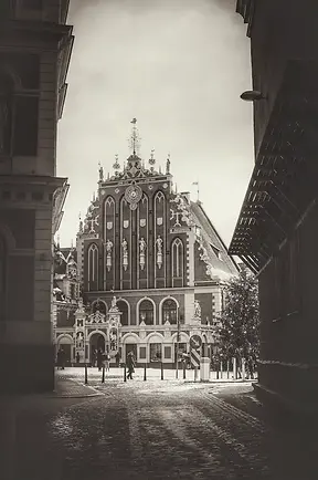 Facciata della Casa delle Teste Nere a Riga, architettura storica osservata durante un viaggio in famiglia tra cultura e genitorialità di viaggio