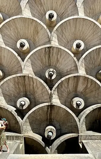 Mamma e figlio davanti alla cascata di Cascade a Erevan