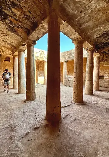 Papà con figlio nel marsupio al sito UNESCO delle Tombe dei Re di Cipro, viaggio culturale con bambini