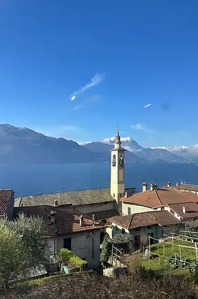 Paesaggio visto dal finestrino del treno durante il viaggio verso il Bernina