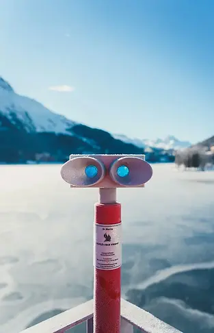 Binocolo panoramico sul lago di St. Moritz in inverno