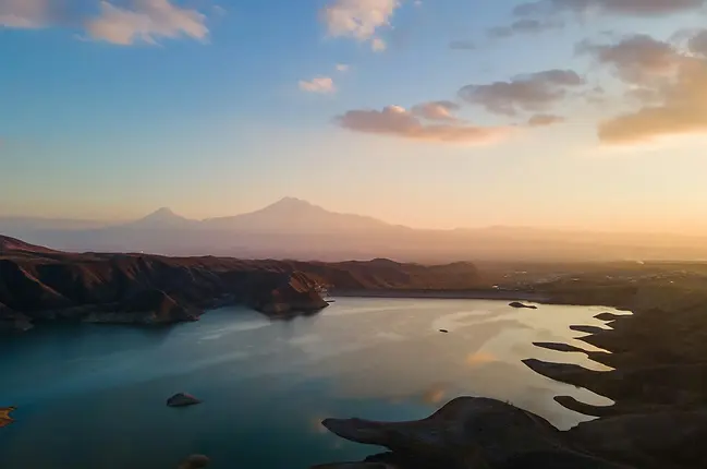 Straordinaria veduta del Monte Ararat, simbolo dell'Armenia, con la sua maestosa presenza che domina il paesaggio circostante.