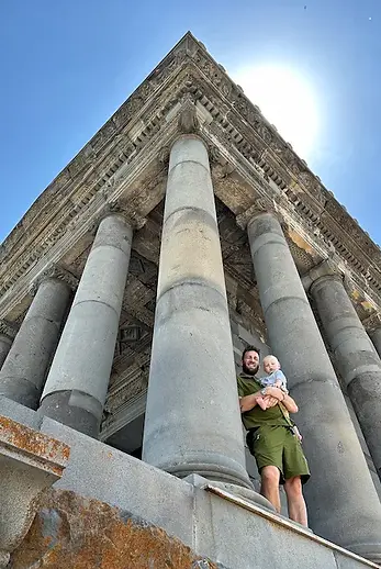 Mattia Melegari e figlio al Tempio di Garni, antico sito greco-romano situato nell'Armenia, simbolo della cultura pre-cristiana.