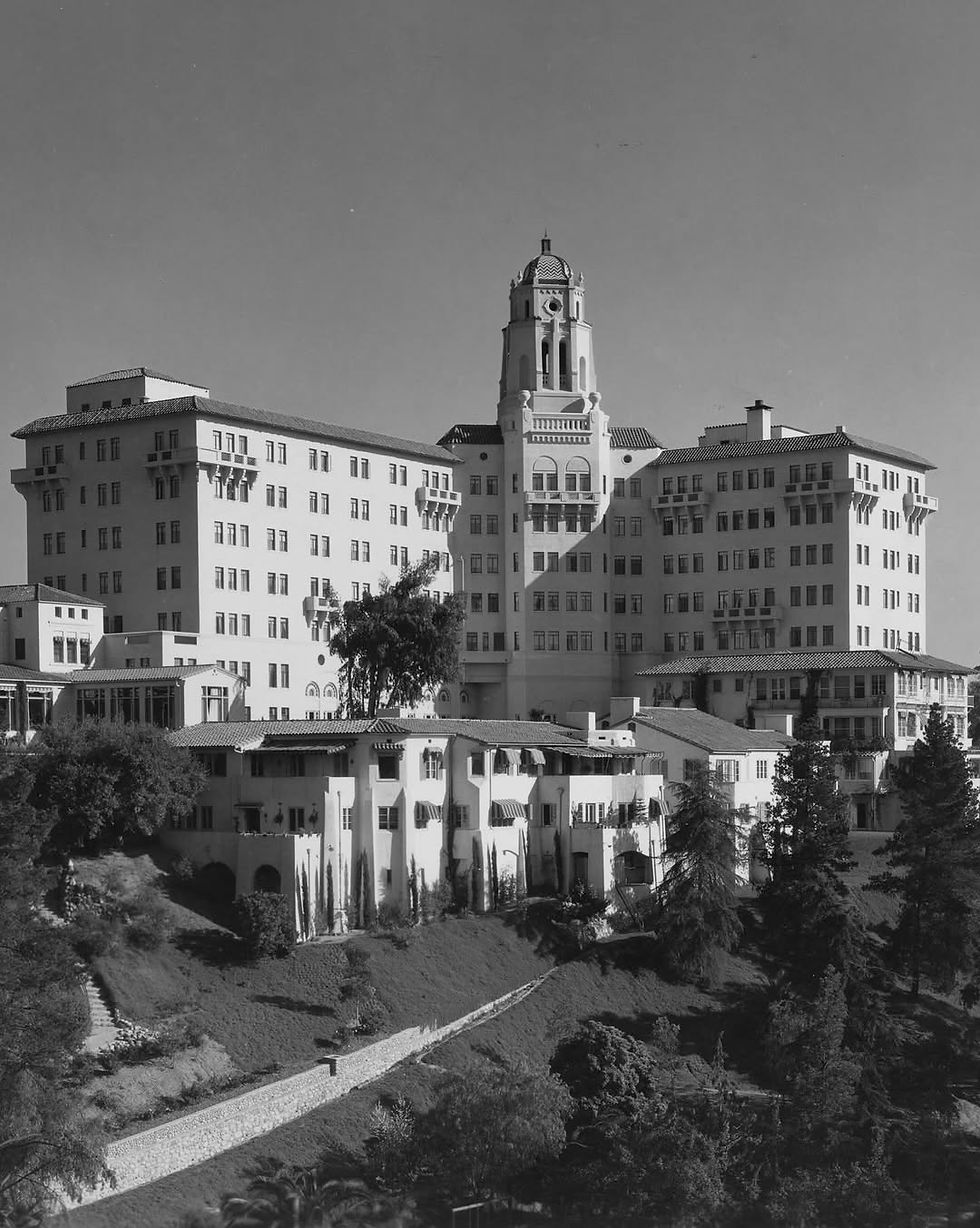 the Vista Del Arroyo Hotel in Pasadena during the early 1930s. Photo from the CA State Library.