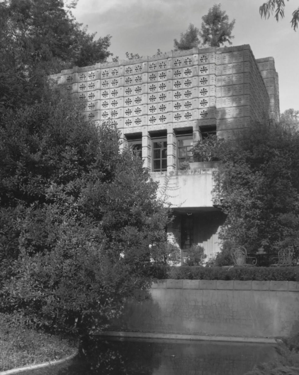 the Millard House aka La Miniatura by Frank Lloyd Wright. Built in 1923 for Alice Millard, it’s the first of Wright’s four LA-area concrete textile block houses. Photo from 1950 and by Julius Shulman.