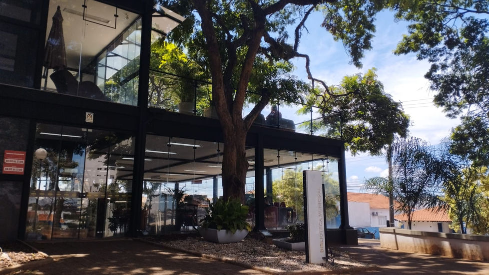 biblioteca fora pelo lado.jpeg