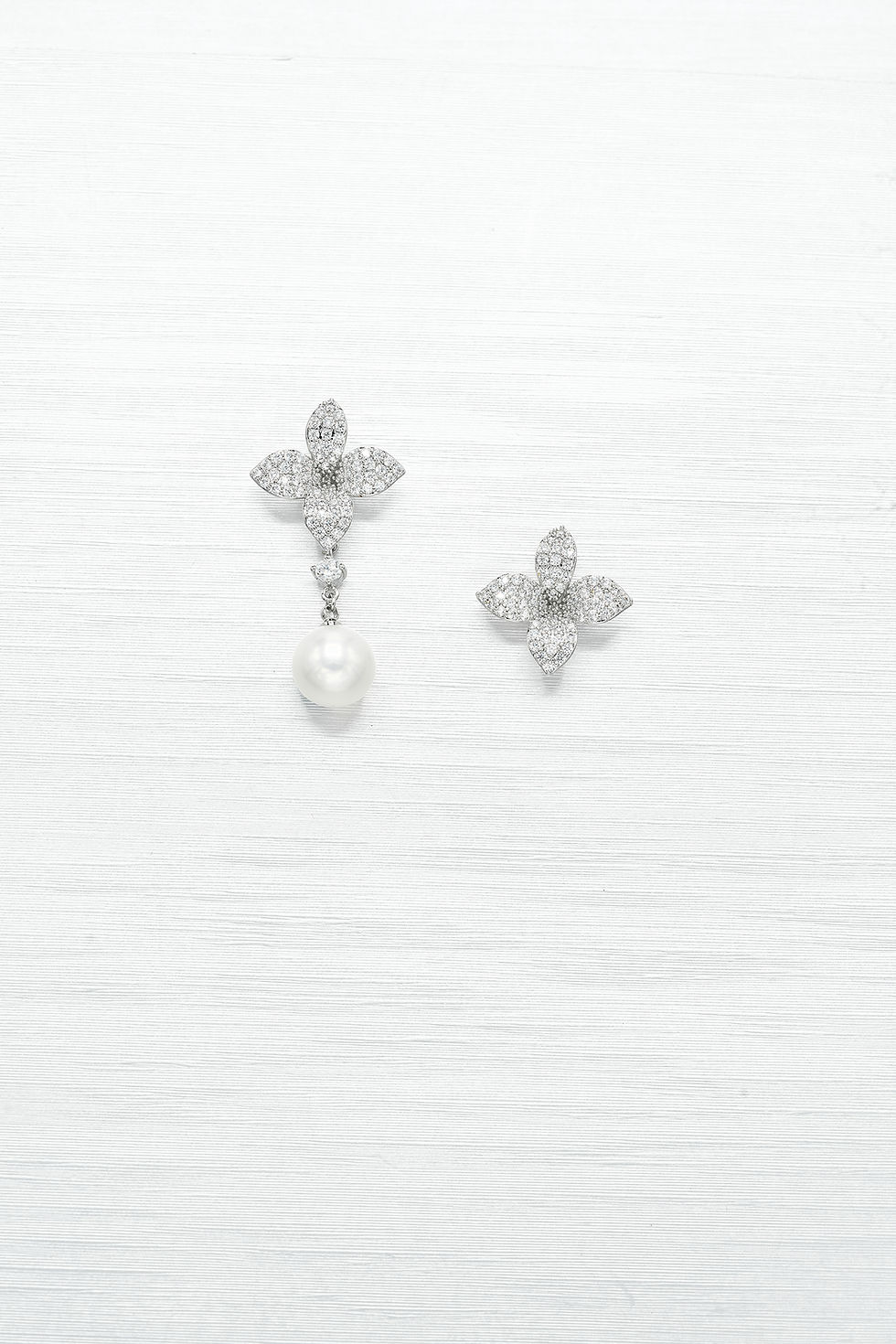 Thumbnail: Sahara Clover Pearl Earrings