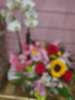 Caja orquidea y bouquet de flores