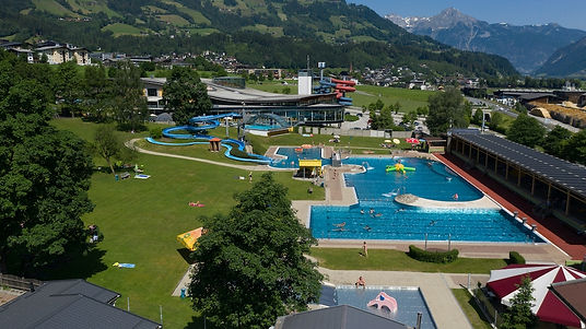 aussenansicht_erlebnisfreibad_erlebnistherme_zillertal_cfilmingpool_6.jpg
