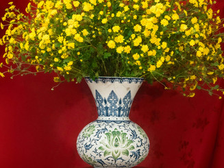 Chinesische Vase mit gelben Blumen – Symbol für Frische, Glück und den Neubeginn des Frühlings.