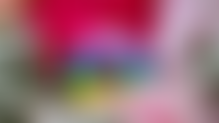 Ein leuchtender Sticker in Regenbogenfarben mit der Aufschrift „I love you“, umgeben von zarten, bunten Blumen, die eine Botschaft der Liebe und Vielfalt symbolisieren.