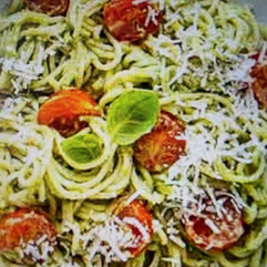 Cremige Avocado Pasta mit Parmesan und Basilikum