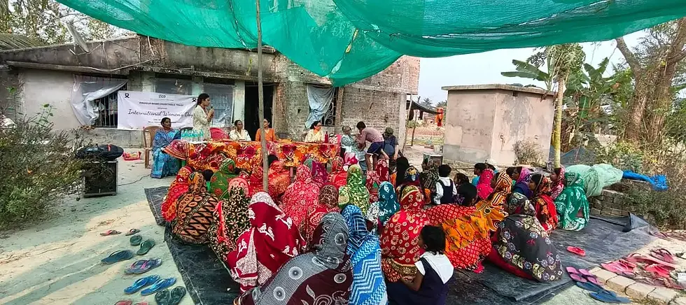 Eine Gruppe von Frauen in einer Veranstaltung von STOP in den Westbengalen.