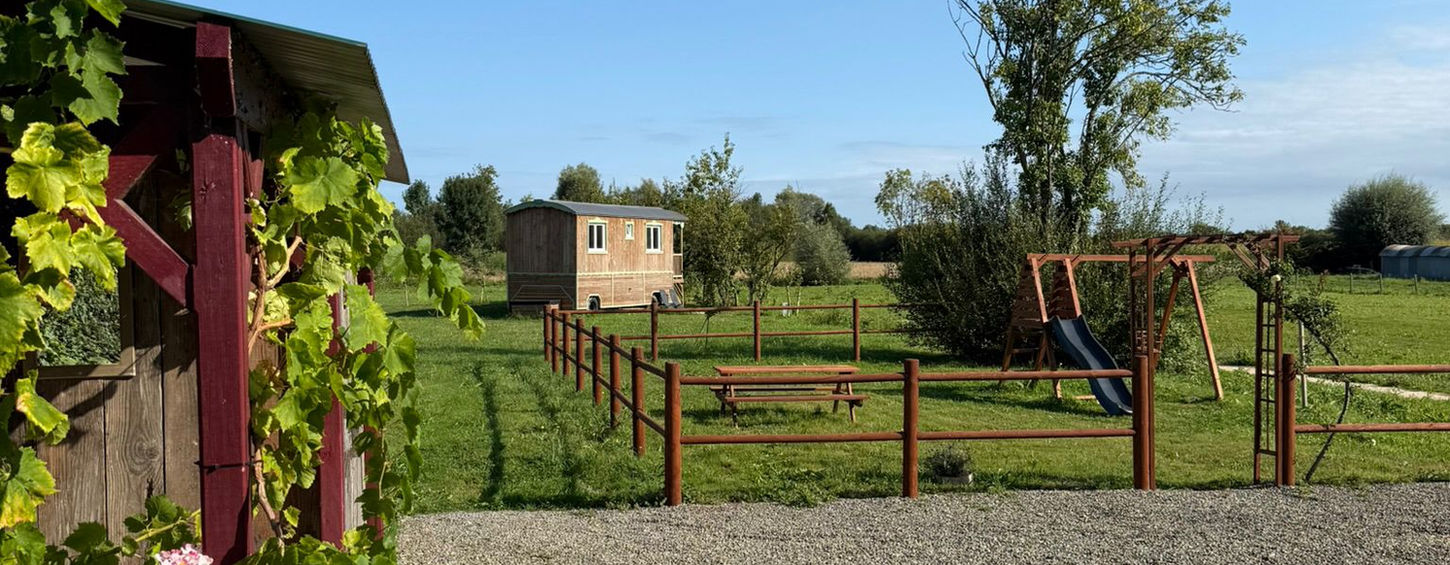 cour partagéesalon et espace nuit - la maison à colombage domaine de la ville chérel pontorson