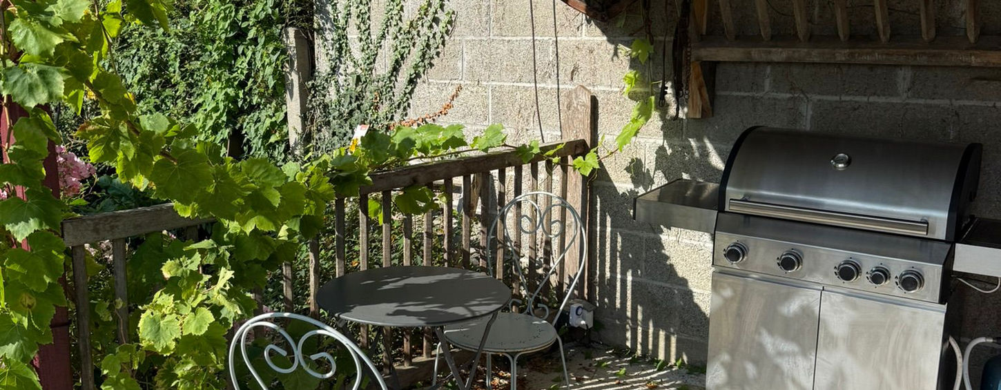 espace barbecuesalon et espace nuit - la maison à colombage domaine de la ville chérel pontorson