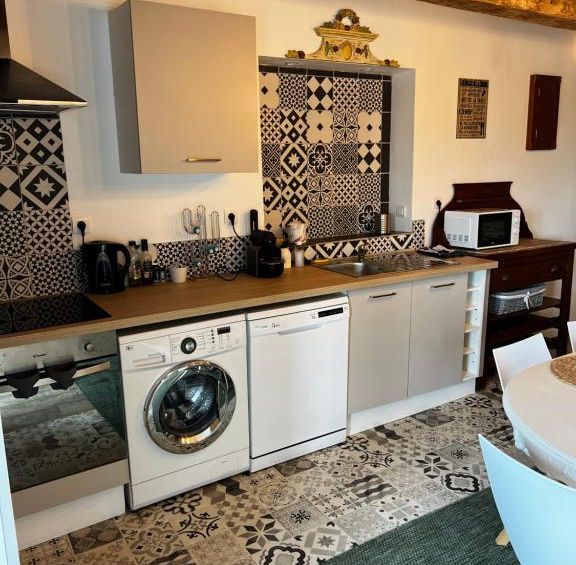 CUISINE TOUT ÉQUIPÉE  - LA MAISON EN PIERRE - DOMAINE DE LA VILLE CHEREL PONTORSON