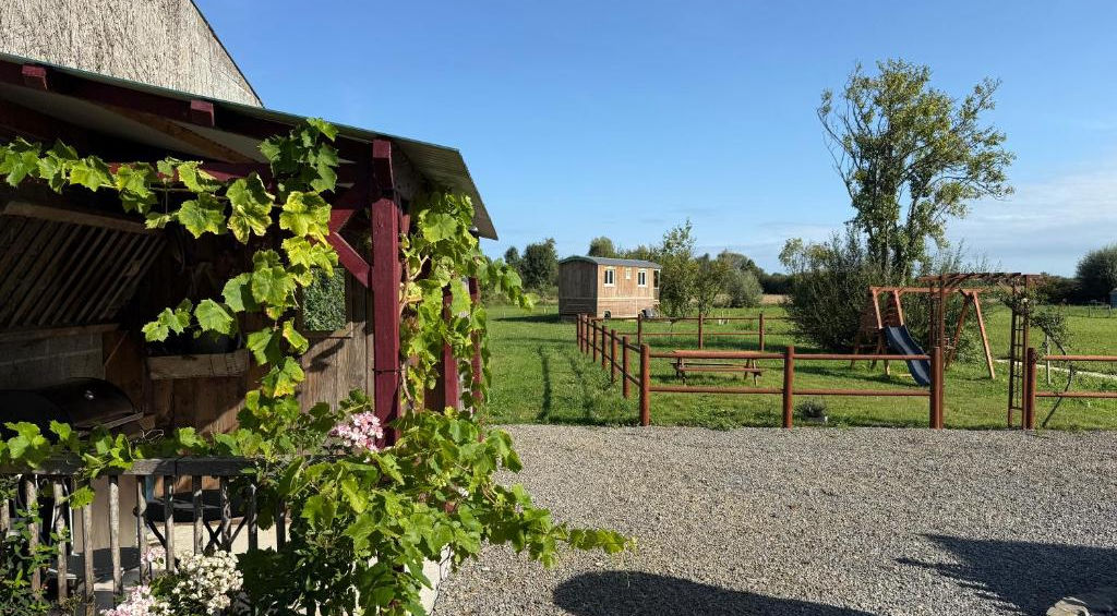 VUE SUR LA ROULOTTE  - LA MAISON EN PIERRE - DOMAINE DE LA VILLE CHEREL PONTORSON
