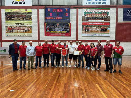 Paparico Bacchi condecora o CER Atlântico pelo título da Liga Nacional de Futsal 2023