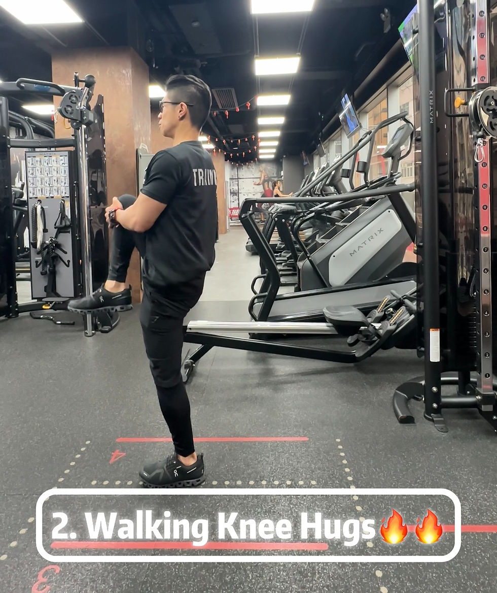 行走抱膝 (Walking Knee Hugs)