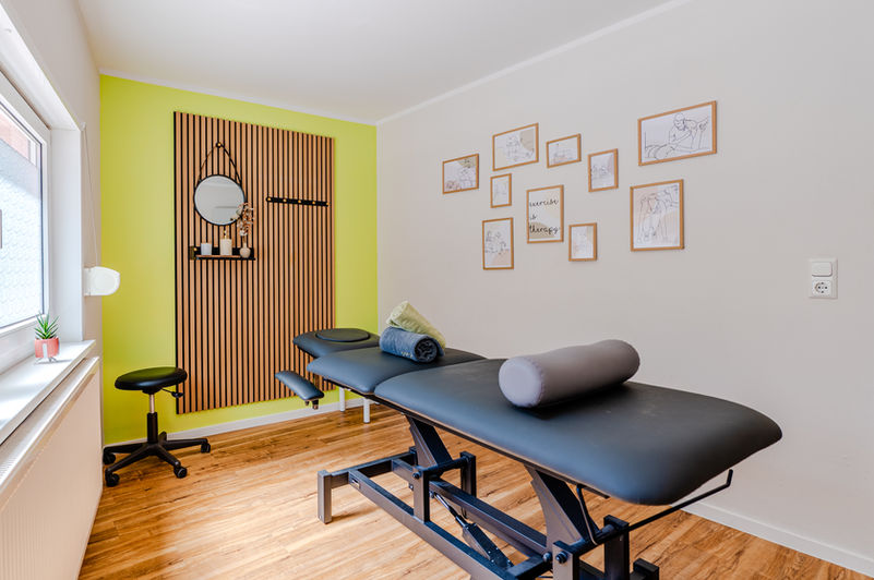 Behandlungszimmer andere Perspektive mit Liege