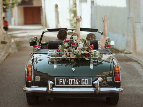 voiture de location pour mariage, MGB roadster, la maison des corporations à Noyers sur serein