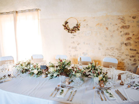 Décoration de mariage sur le thème du vin,
Des pieds de vigne et des fleurs
