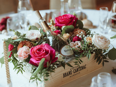 composition florale dans une caisse de vin en bois