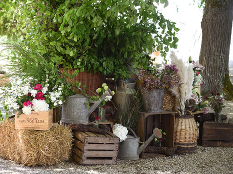 Location de caisses en bois, cages, escabeau, dame jeanne, pot à lait, pour votre mariage à Auxerre dans l'Yonne.
Location de matériel pour mariage dans l'Yonne