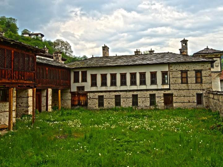АГУШЕВИТЕ КОНАЦИ