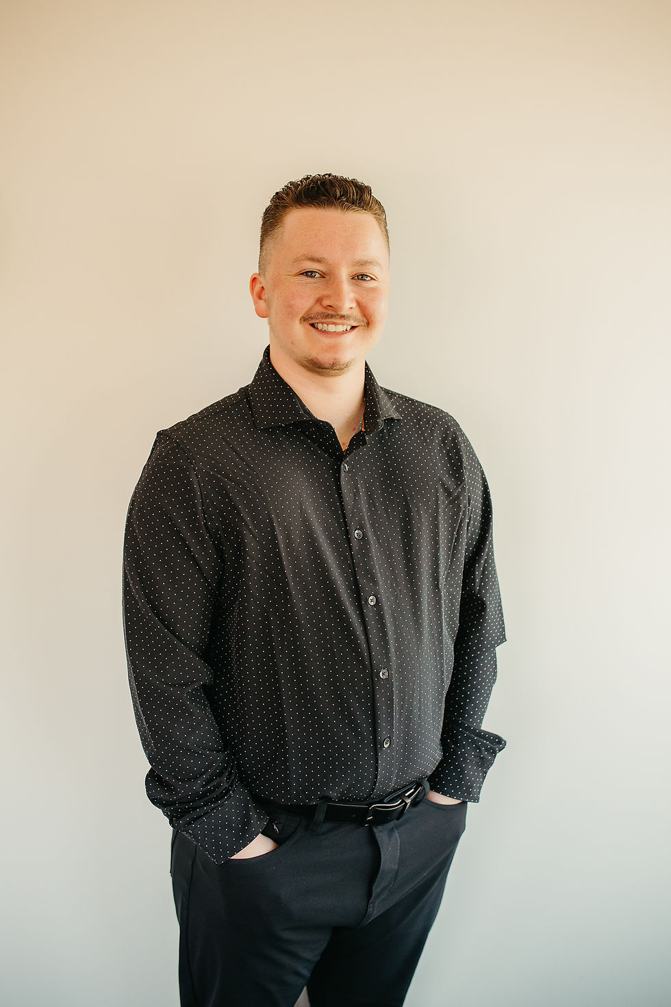 Smiling man with hands in pockets