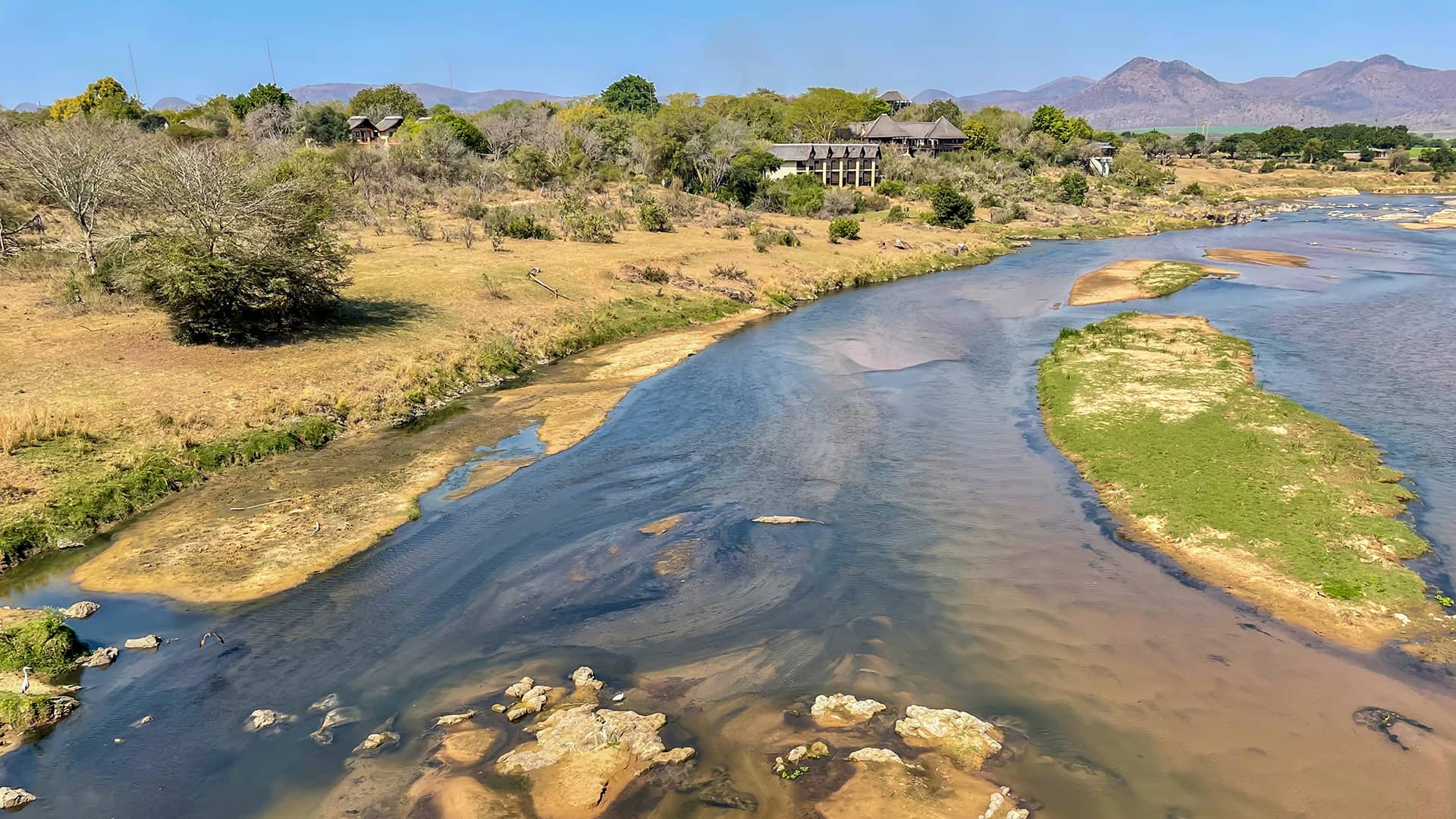 The Greater Kruger region stretches from the Kruger National Park, in the east, up to the mountains of the Great Escarpment in the west. This area is dotted with game reserves and off course its crown jewel; the Kruger National Park. From all over the world, tourists are coming here to go on a safari and see the Big 5.