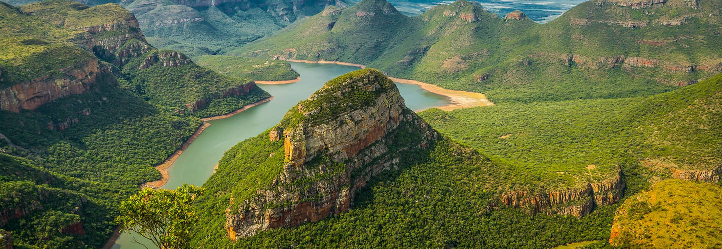This region separates the Highveld from the Lowveld and does so with some spectacular views and rock formations. An area dotted by many rivers, breathtaking waterfalls and subtropical vegetation.