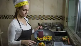 Novos negócios conectam cozinheiros com público que procura marmitas