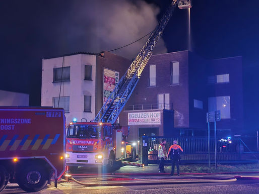 Uitslaande brand na twee explosies in Overboelare: Astridlaan volledig afgesloten