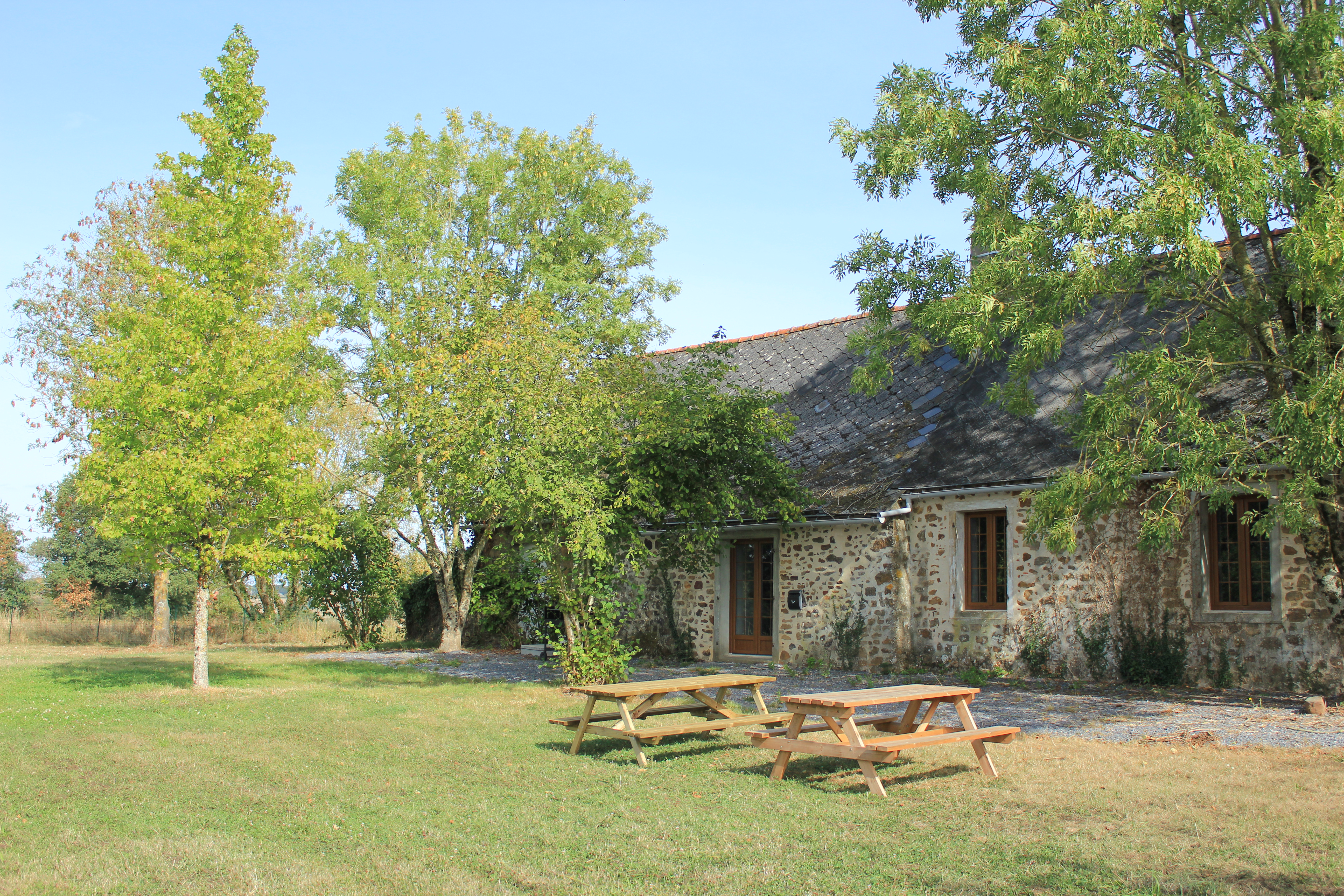 Façade et jardin du gîte de groupe Ferme des Orques