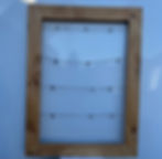 Cadre de bois avec ficelle et pince