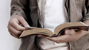 leitura da Bíblia transforma radicalmente a vida de um jovem