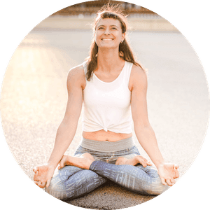 Lisa in der Yoga Asana "Lotussitz" im wunderschönen Wien auf dem Boden