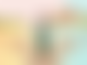 Illustrazione in stile pastello che raffigura una persona stilizzata di fronte a un bivio tra duepercorsi luminosi, simboleggiando la libertà di scelta tra NASpI e Assegno Ordinario diInvalidità, sullo sfondo di un paesaggio istituzionale minimalista.