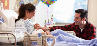 Ya se puede solicitar la devolución del IRPF de maternidad de 2016 y 2017.