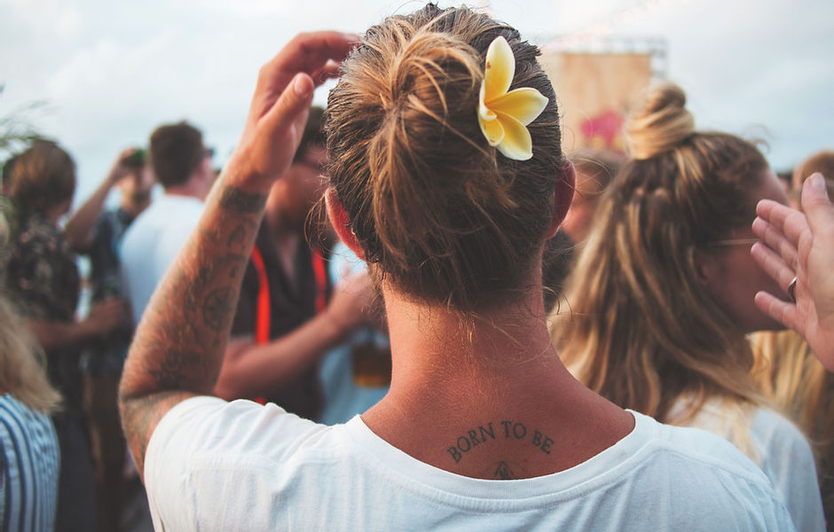 Menschen tanzen beim Festival