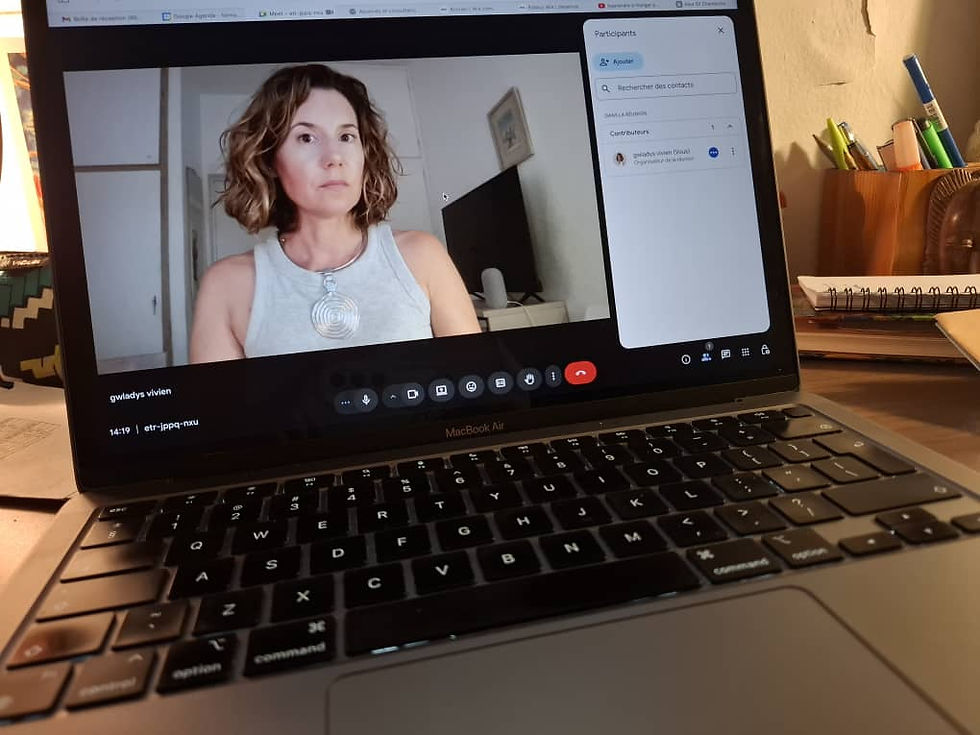 Gwladys Vivien, diététicienne nutritionniste, en séance de suivi diététique hebdomadaire en visio sur ordinateur