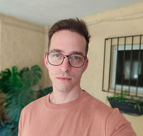 A photo of the professional Vasilis Kolymenos that hosts this website, trying to create a calming and warming presence.