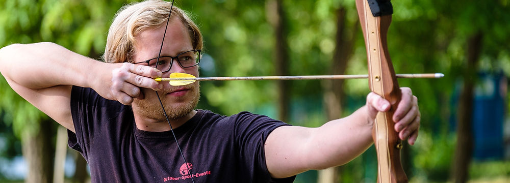 Florian Schulze Berater beim Bogenschießen, Zielt gerade während der Bogen gespannt wird