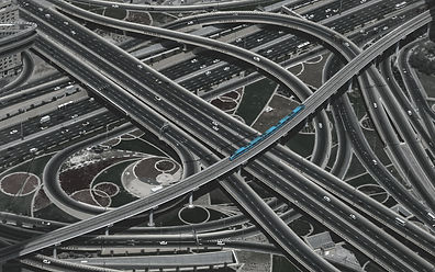 Komplexe Autobahnkreuzung mit vielen Straßen, Brücken und Verkehr im Überflug gezeigt.