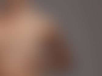 Mulher realiza auto exame com as mãos sobre o seio