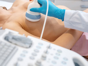 Mulher realiza exame de ultrassom